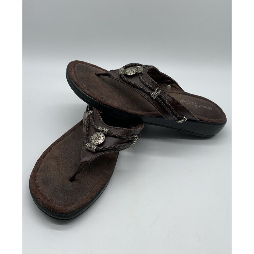 Brown Leather Minnetonka 7253 Sandals Thong Size 7 Silver Tone Medallion
